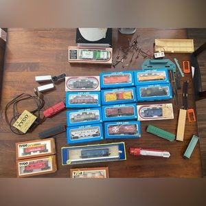 HO scale Train Lot, Life Like, Tyco Trains,EZ Tracks, Light Polls, TransformeEct